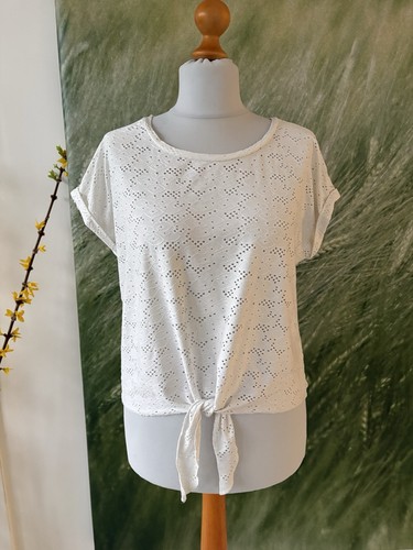 Süßes shirt mit - shirt, loch-muster